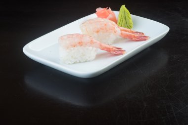 Japon mutfağı. suşi karides arka planda