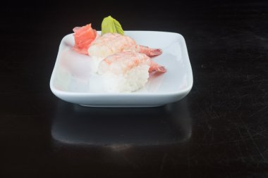 Japon mutfağı. suşi karides arka planda
