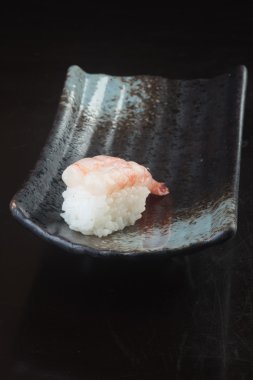 Japon mutfağı. suşi karides arka planda