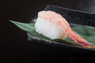 Japon mutfağı. suşi karides arka planda