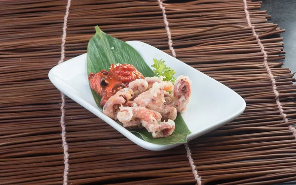 Masakan Jepang. squid goreng di latar belakang — Stok Foto