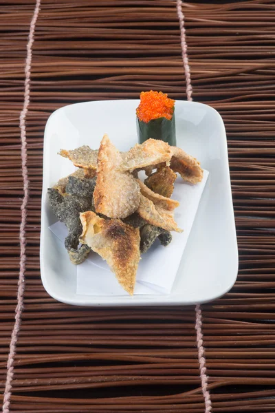 Cucina giapponese. pelle di pesce fritta sullo sfondo — Foto Stock