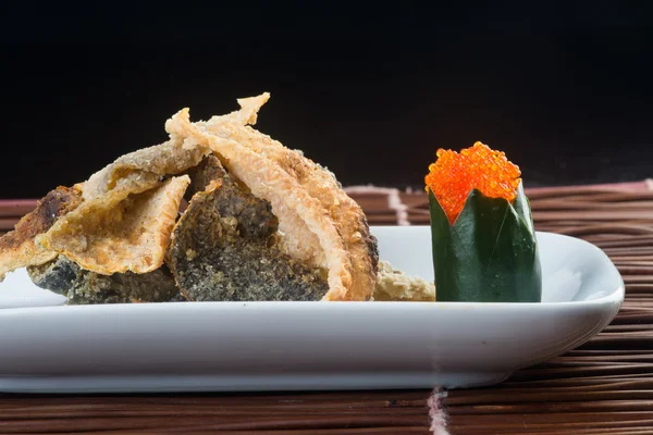 Cocina japonesa. piel de pescado frito en el fondo — Foto de Stock