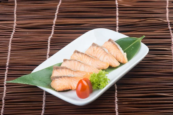 Japanse keuken. gebakken vis op de achtergrond — Stockfoto