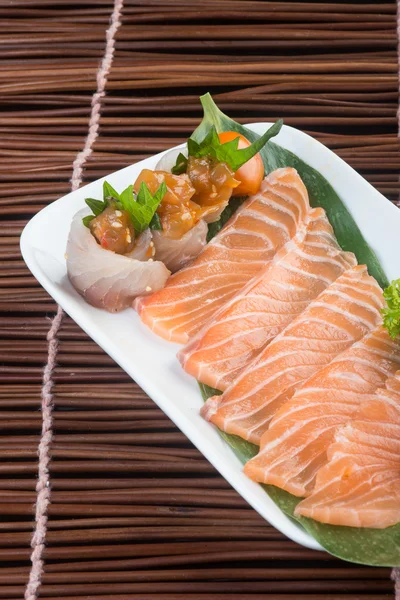 Cuisine japonaise. sashimi sur le fond — Photo