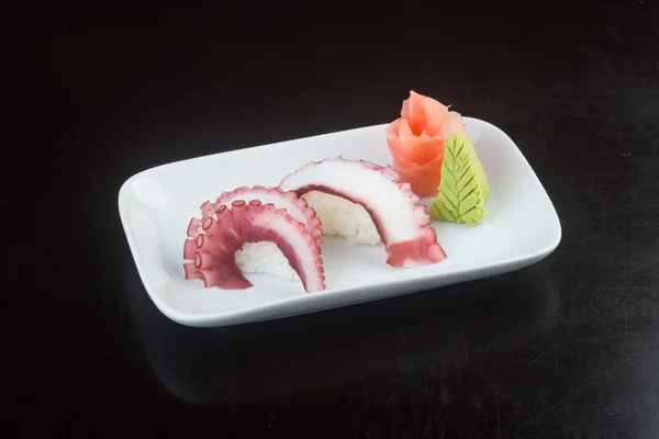 Cuisine japonaise. poulpe de sushi sur le fond — Photo