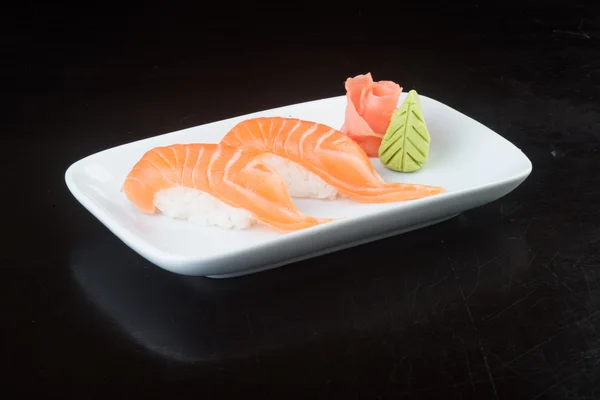 Страви японської кухні. суші лосося на задньому плані — стокове фото