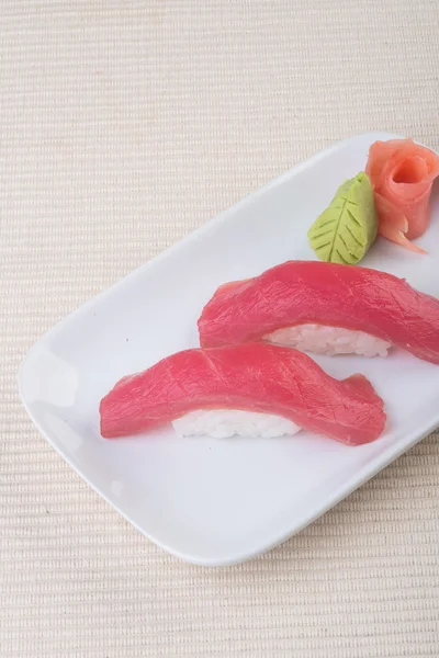 Japansk mat. sushi tonfisk i bakgrunden — Stockfoto