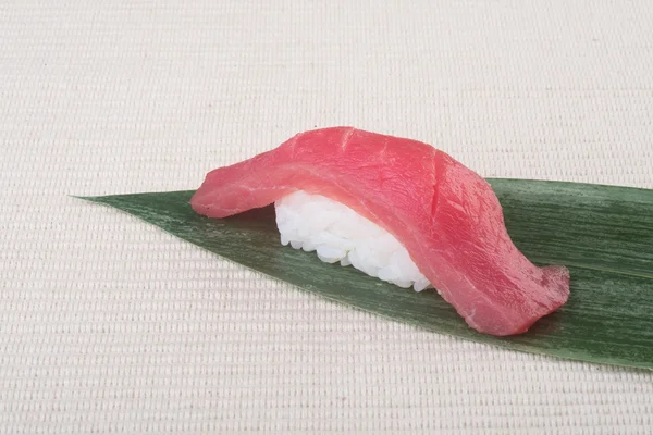 Страви японської кухні. суші тунця на задньому плані — стокове фото