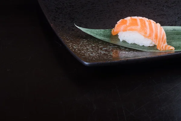 Cucina giapponese. sushi salmone sullo sfondo — Foto Stock