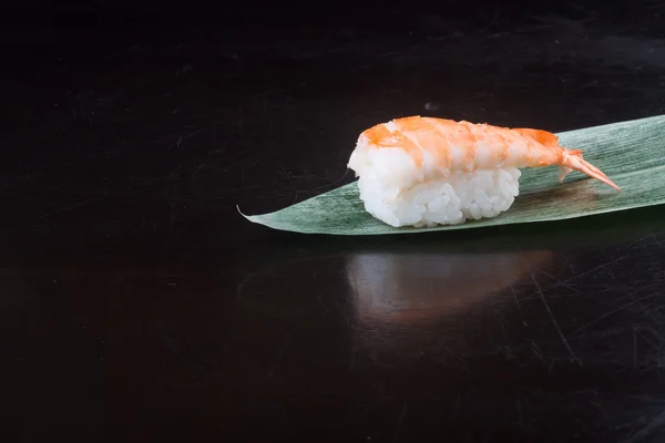 Japanse keuken. Sushi garnalen op de achtergrond — Stockfoto
