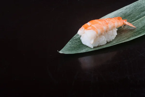 Bucătărie japoneză. creveți sushi pe fundal — Fotografie, imagine de stoc