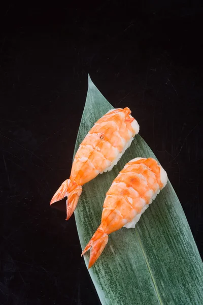 Japansk mat. sushi räkor i bakgrunden — Stockfoto