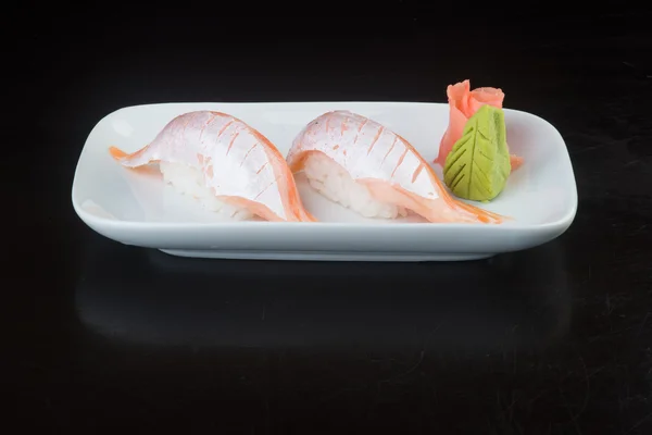 Cocina japonesa. salmón de sushi en el fondo —  Fotos de Stock