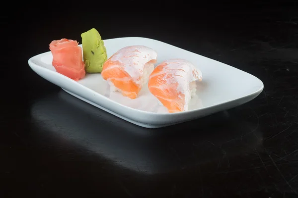 Japanse keuken. Sushi zalm op de achtergrond — Stockfoto