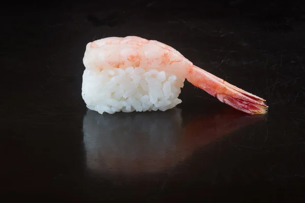 Japanse keuken. Sushi garnalen op de achtergrond — Stockfoto