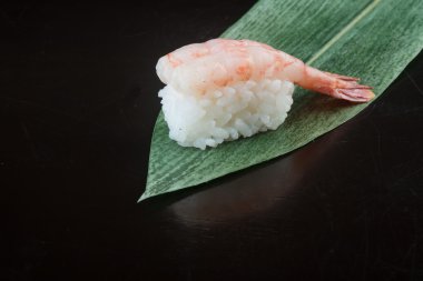 Japon mutfağı. suşi karides arka planda