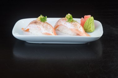 Japon mutfağı. arka planda suşi somon