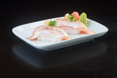 Japon mutfağı. arka planda suşi somon