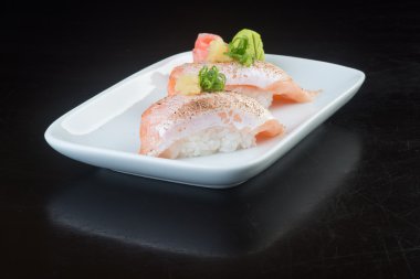 Japon mutfağı. arka planda suşi somon