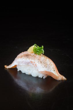 Japon mutfağı. arka planda suşi somon