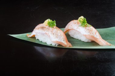 Japon mutfağı. arka planda suşi somon