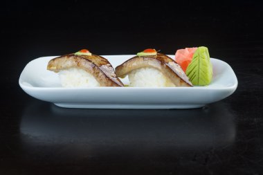 Japon mutfağı. Arka planda suşi var.