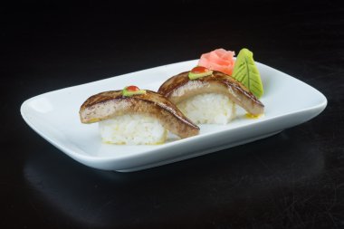 Japon mutfağı. Arka planda suşi var.