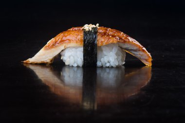 Japon mutfağı. arka planda unagi suşi