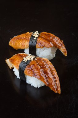 Japon mutfağı. arka planda unagi suşi