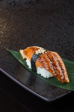 Japon mutfağı. arka planda unagi suşi