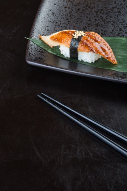 Japon mutfağı. arka planda unagi suşi