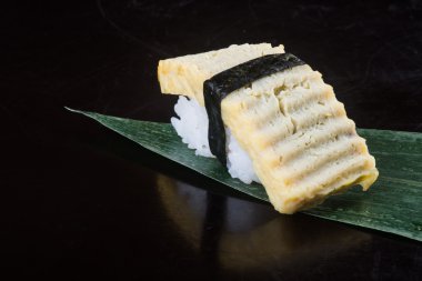 Japon mutfağı. Arka planda suşi var.