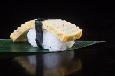 Japon mutfağı. Arka planda suşi var.