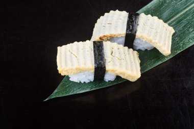 Japon mutfağı. Arka planda suşi var.