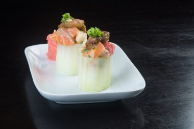 Japon mutfağı. Arka planda suşi var.