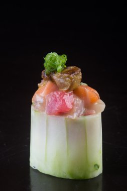 Japon mutfağı. Arka planda suşi var.