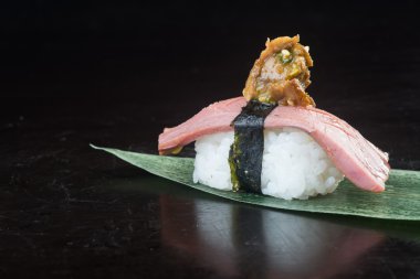 Japon mutfağı. Arka planda suşi var.