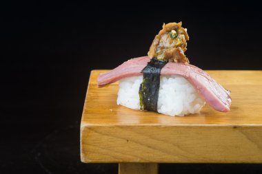 Japon mutfağı. Arka planda suşi var.