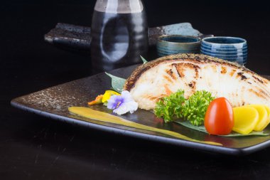 Japon mutfağı. arka planda kızarmış balık