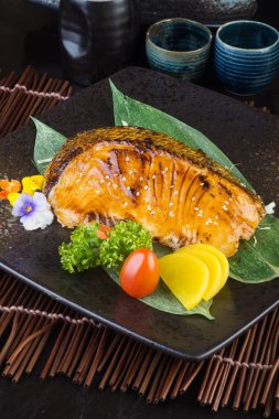 Japon mutfağı. arka planda kızarmış balık