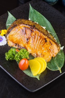 Japon mutfağı. arka planda kızarmış balık