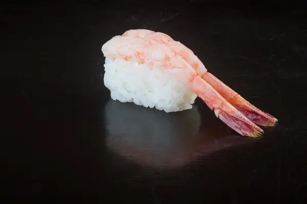 Japanse keuken. Sushi garnalen op de achtergrond — Stockfoto