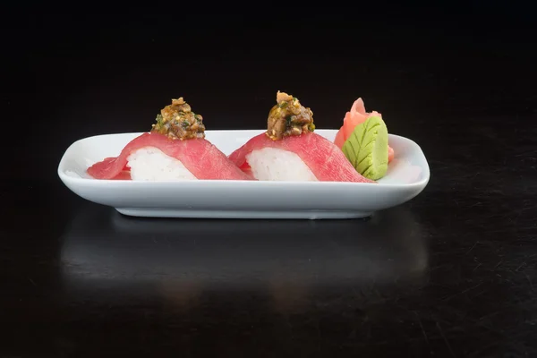 Cocina japonesa. atún de sushi en el fondo — Foto de Stock