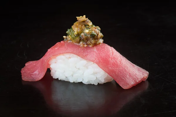 Bucătărie japoneză. ton sushi pe fundal — Fotografie, imagine de stoc