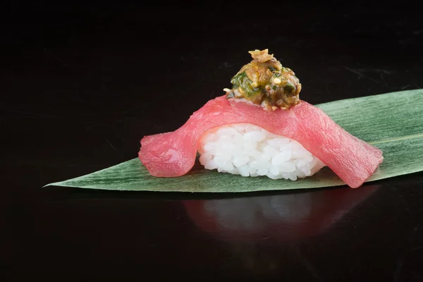 Bucătărie japoneză. ton sushi pe fundal — Fotografie, imagine de stoc