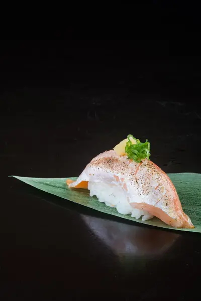 Bucătărie japoneză. somon de sushi pe fundal — Fotografie, imagine de stoc