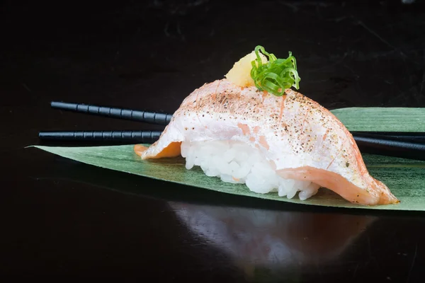 Cocina japonesa. salmón de sushi en el fondo —  Fotos de Stock