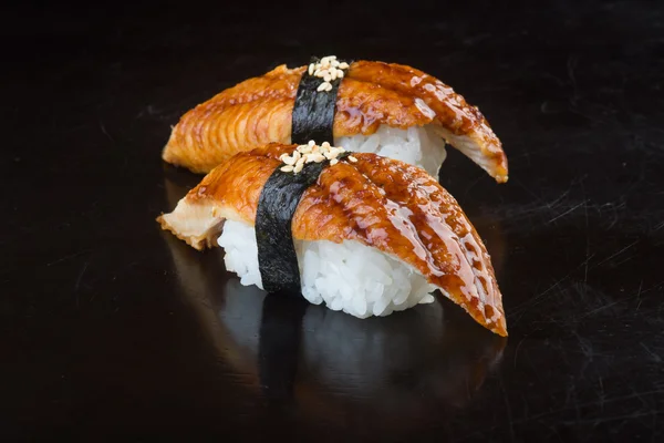 Bucătărie japoneză. sushi unagi pe fundal — Fotografie, imagine de stoc