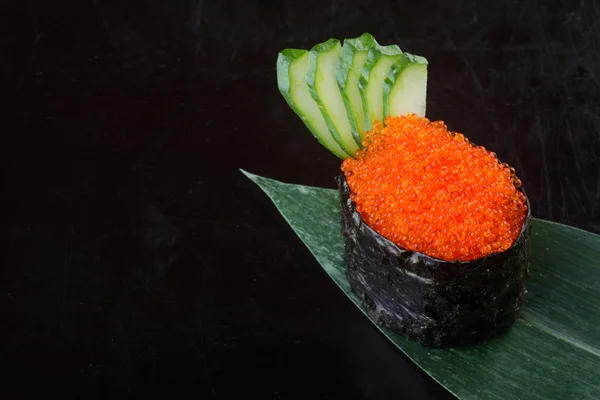 Cocina japonesa. huevas de salmón en el fondo —  Fotos de Stock